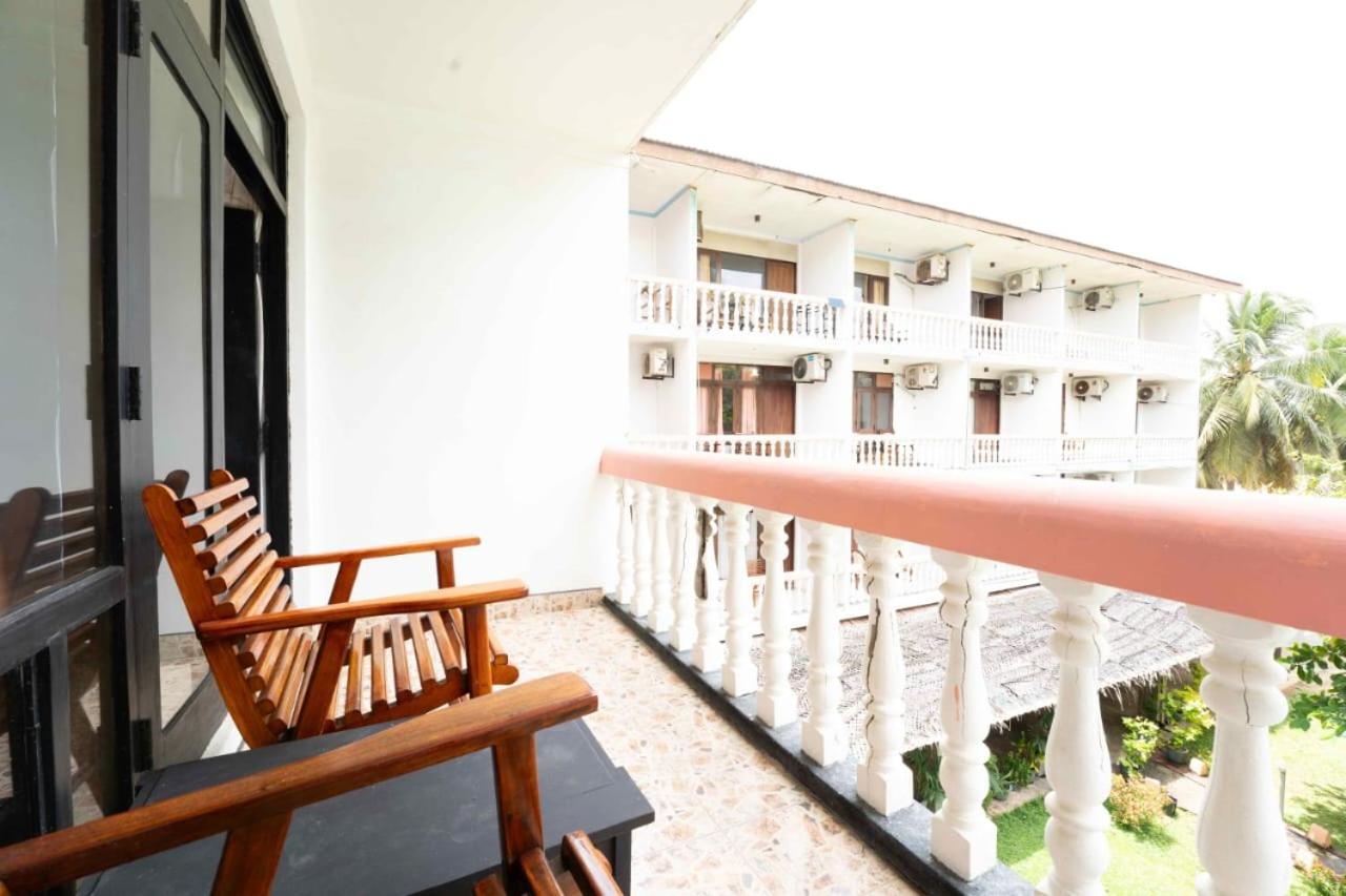 Topaz Beach Hotel Negombo Exterior foto